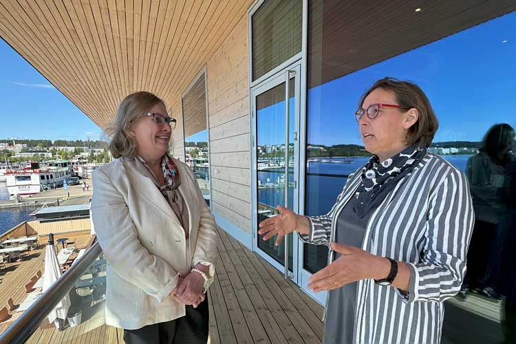 Kuvassa Midinvest Oy:n toimitusjohtaja Marja Kantonen (vas.) ja BiopSensen yrittäjä, professori Marja Tiirola pääomasijoitusrahaston 30-vuotisseminaarissa Jyväskylässä.