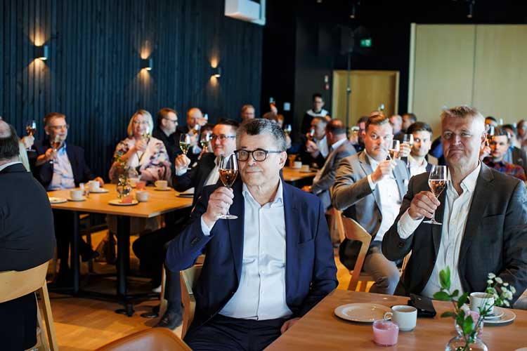 Pääomasijoitusrahasto Midinvest Oy juhlii 30-vuotista toimintaansa Jyväskylässä 21.5.2024. Etualalla Midinvest Managementin toimitusjohtaja Jukka-Pekka Nikula ja hallituksen jäsen Jukka Muilu.