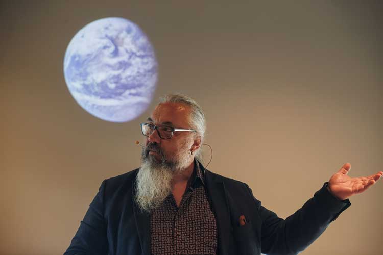Ekologian professori ja Suomen Luontopaneelin puheenjohtaja Janne S. Kotiaho puhui Midinvestin 30-vuotisseminaarissa.
